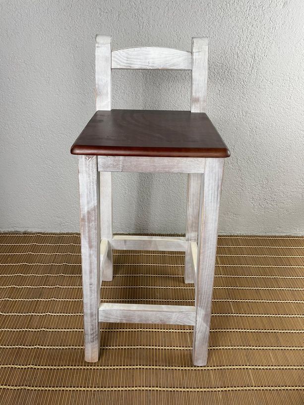 taburete Andalucía con respaldo vintage y asiento nogal