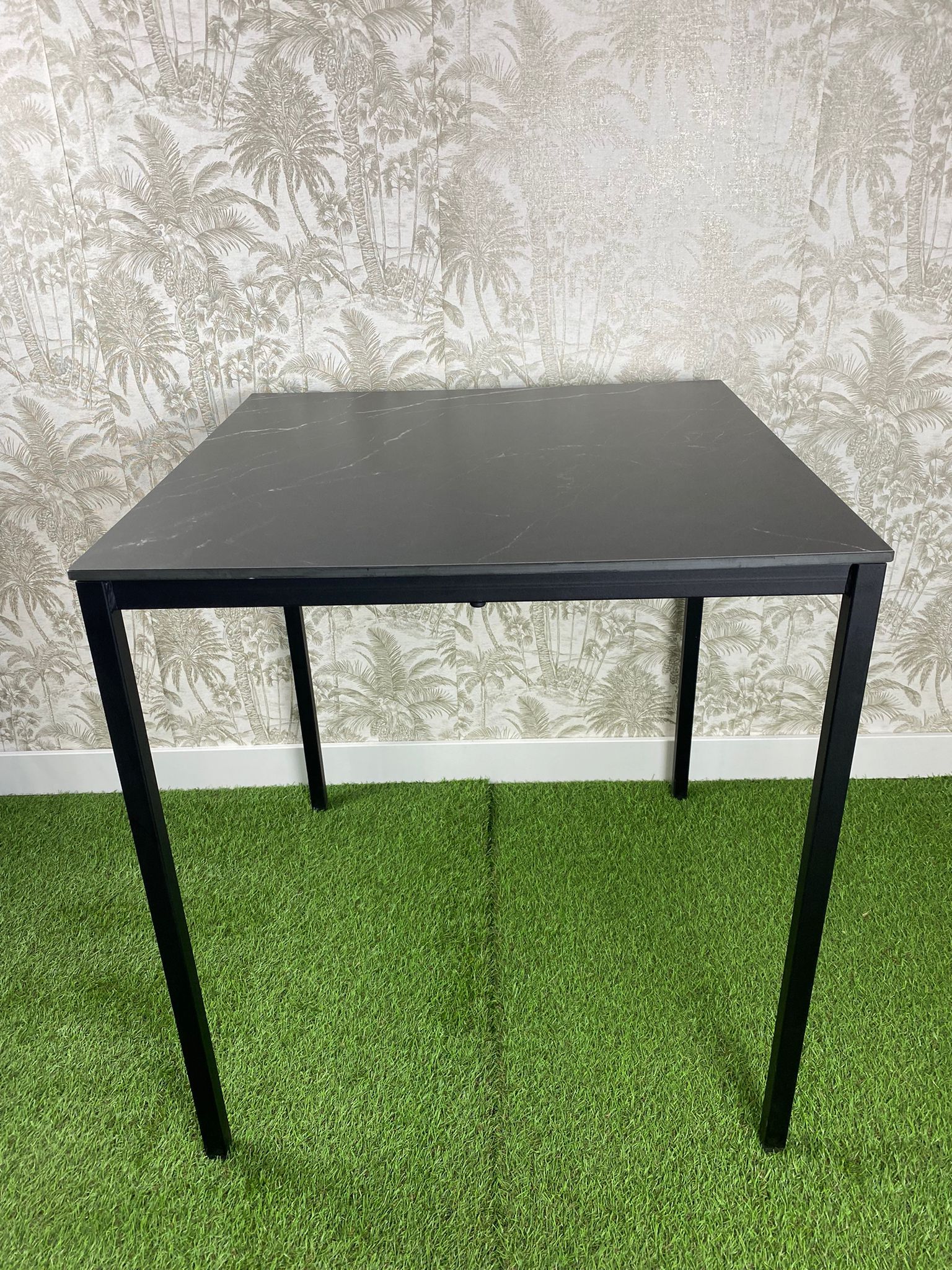 mesa de exterior apilable con tablero tipo mármol negro