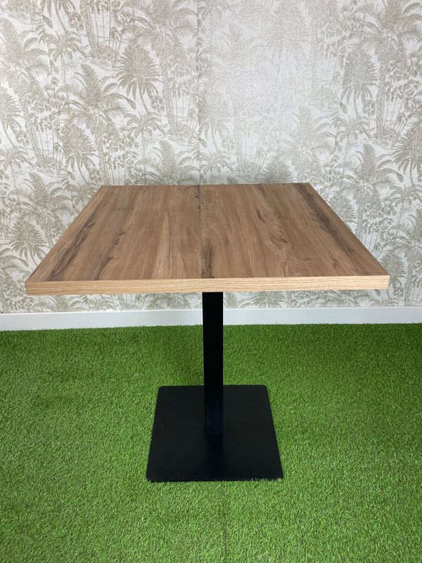 mesa con tablero abedul y pie de hierro color negro