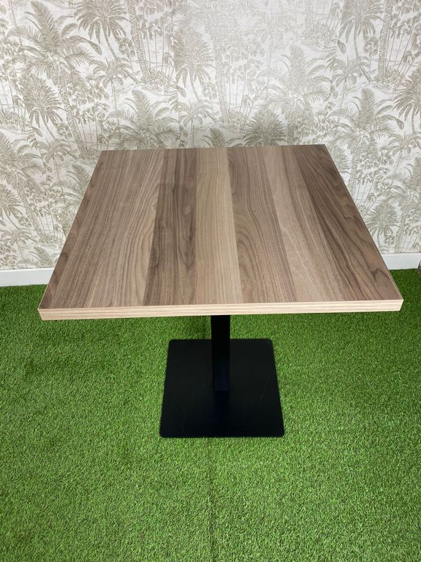 mesa estilo dunas con pie de hierro negro