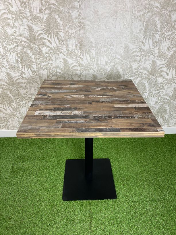 mesa vintage con tablero laminado y pie de hierro negro