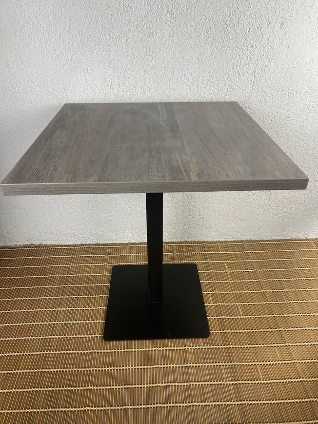 mesa estilo oxidón con pie de hierro negro