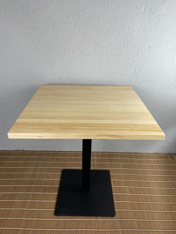mesa de madera natural con barniz incoloro