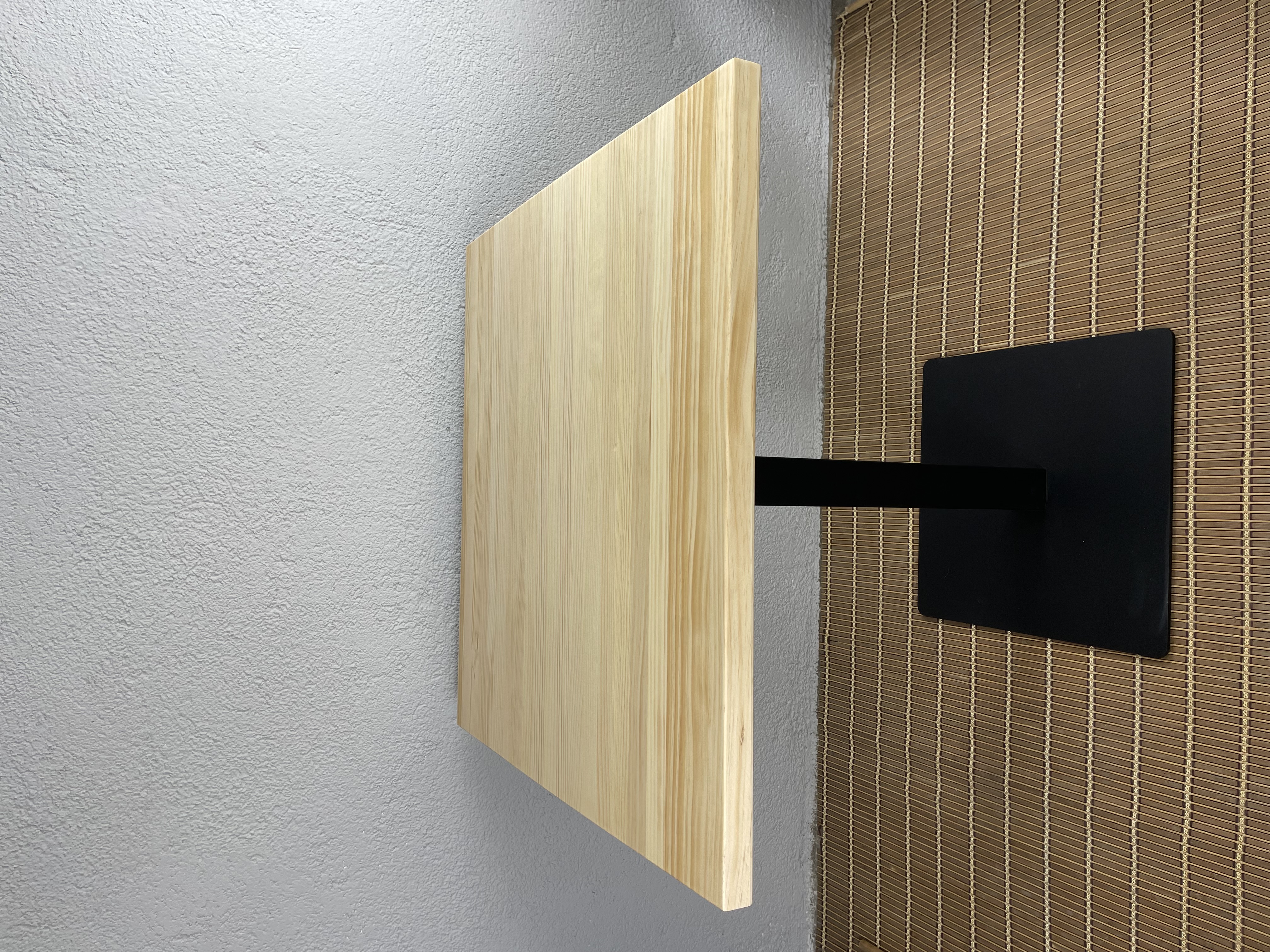 mesa de madera natural con barniz incoloro
