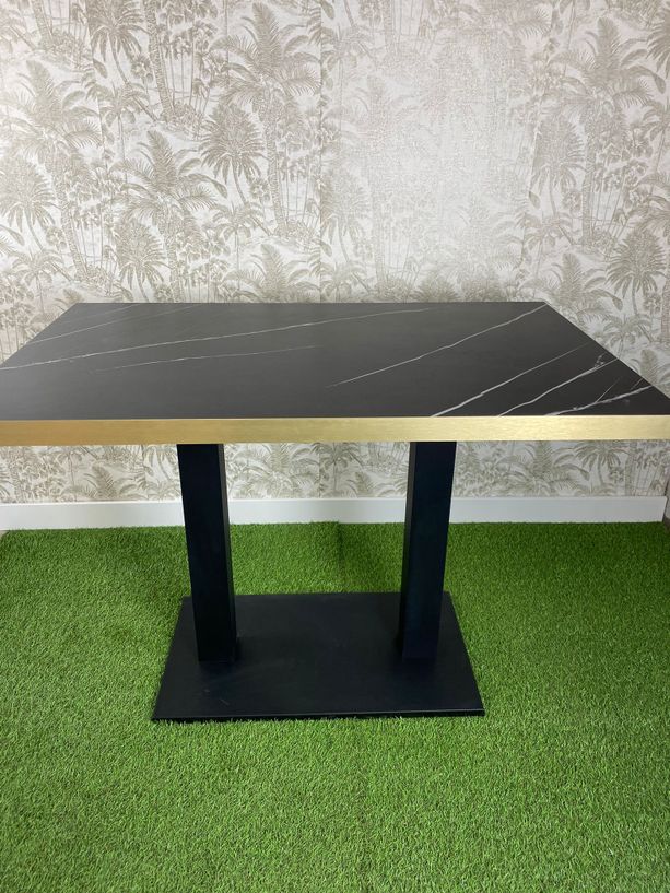 mesa doble de imitación mármol negro con canto color oro