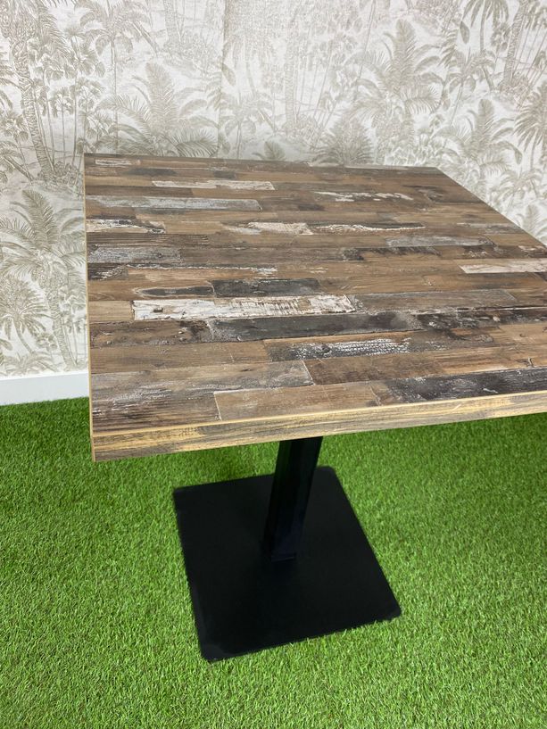mesa vintage con tablero laminado y pie de hierro negro