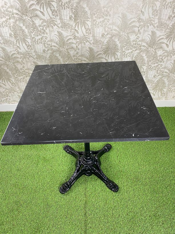mesa de mármol negro cuadrado con pie estilo parís