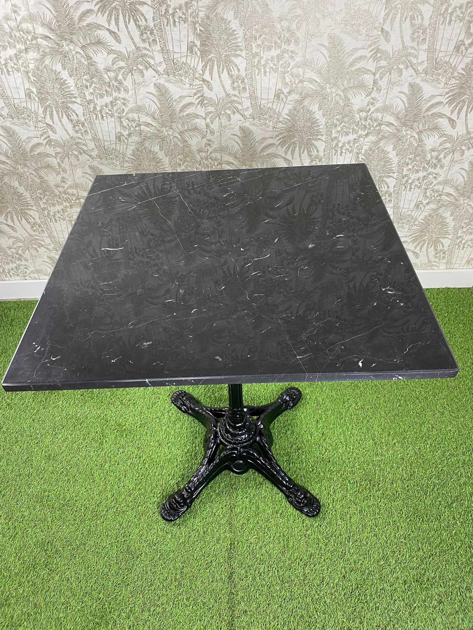 mesa de mármol negro cuadrado con pie estilo parís