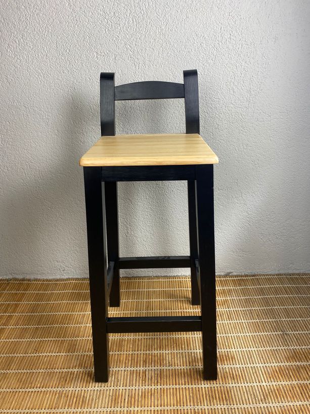 taburete Andalucía con respaldo negro y asiento natural