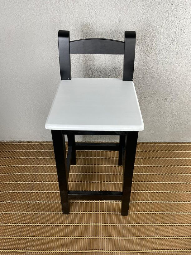 taburete Andalucía con respaldo negro y asiento blanco