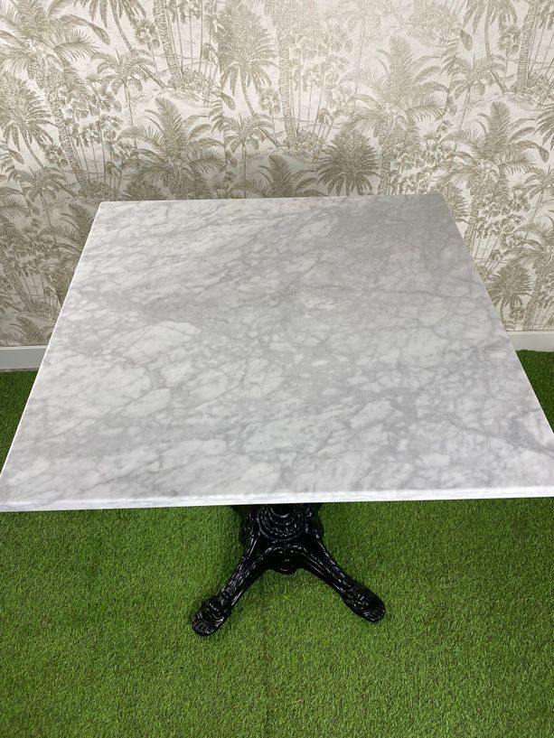 mesa de mármol blanco cuadrado con pie estilo parís