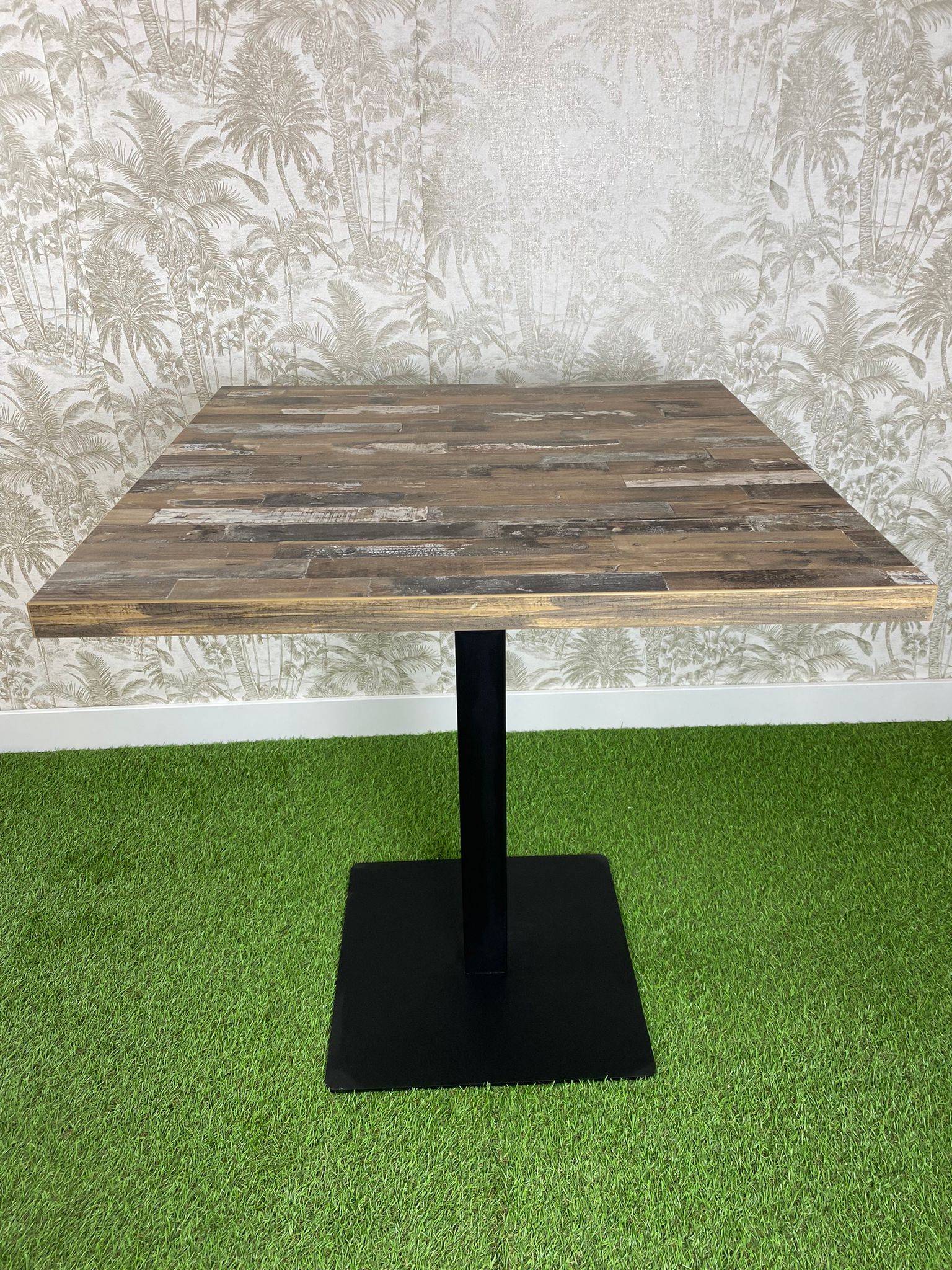 mesa vintage con tablero laminado y pie de hierro negro