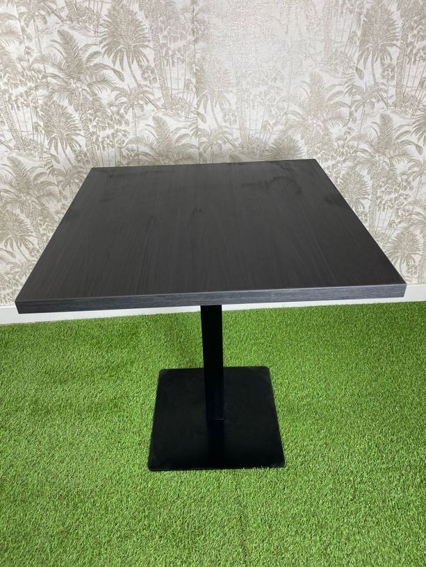 mesa negro mate pie de hierro negro