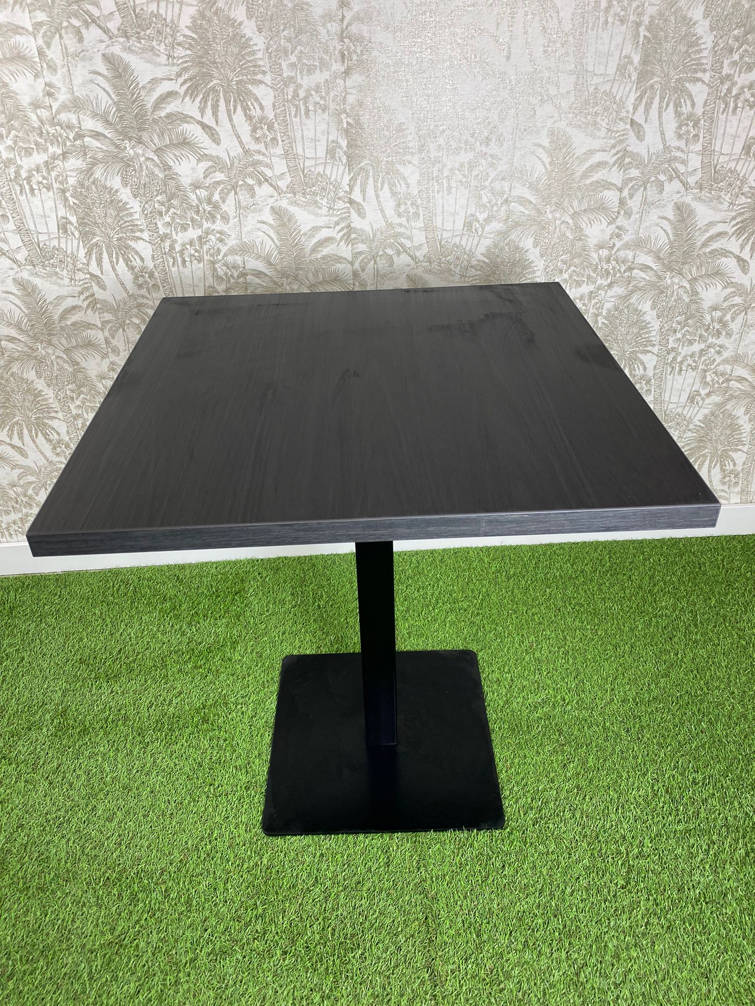 mesa negro mate pie de hierro negro