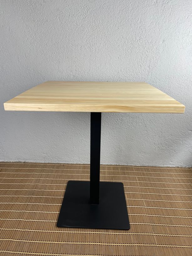 mesa de madera natural con barniz incoloro