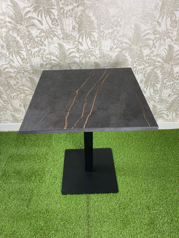 mesa de mármol natural color negro con betas color fuego