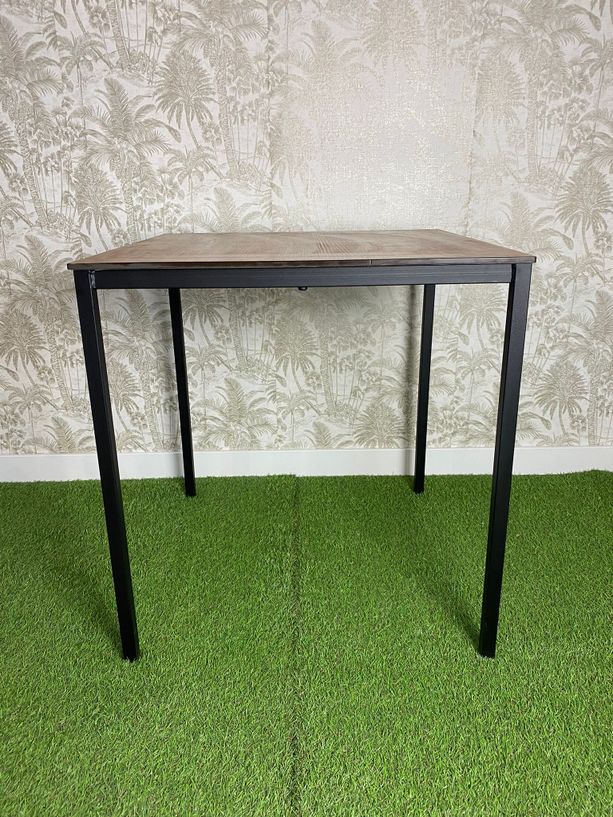 mesa exterior apilable con tablero compacto tipo roble