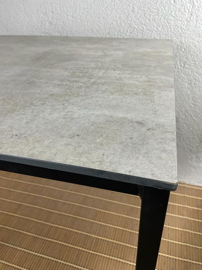mesa de exterior apilable con tablero tipo cemento