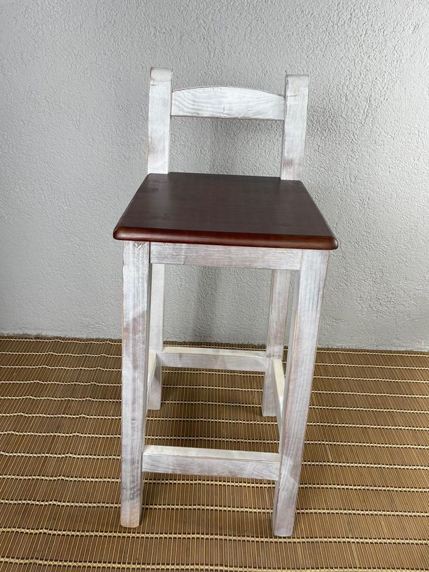 taburete Andalucía con respaldo vintage y asiento nogal