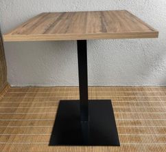 mesa con tablero abedul y pie de hierro color negro