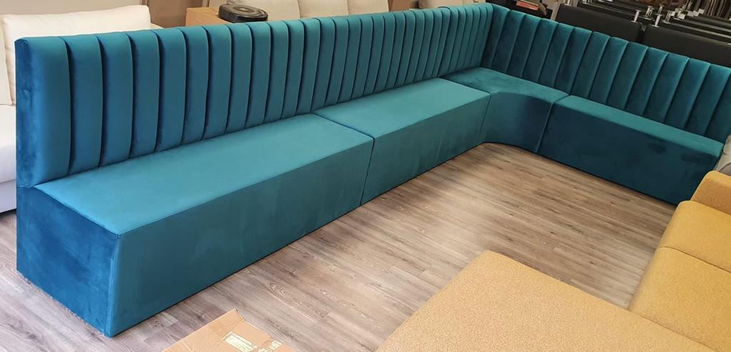 sofá tapizado a medida estilo gallones tela terciopelo verde