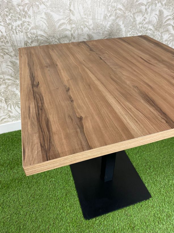 mesa con tablero abedul y pie de hierro color negro