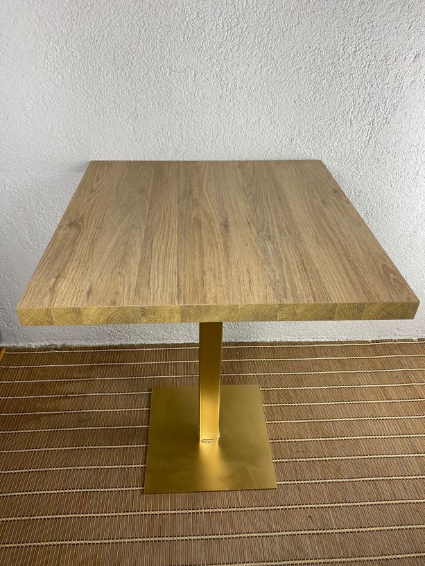 mesa estilo roble grueso y pie de hierro en color dorado