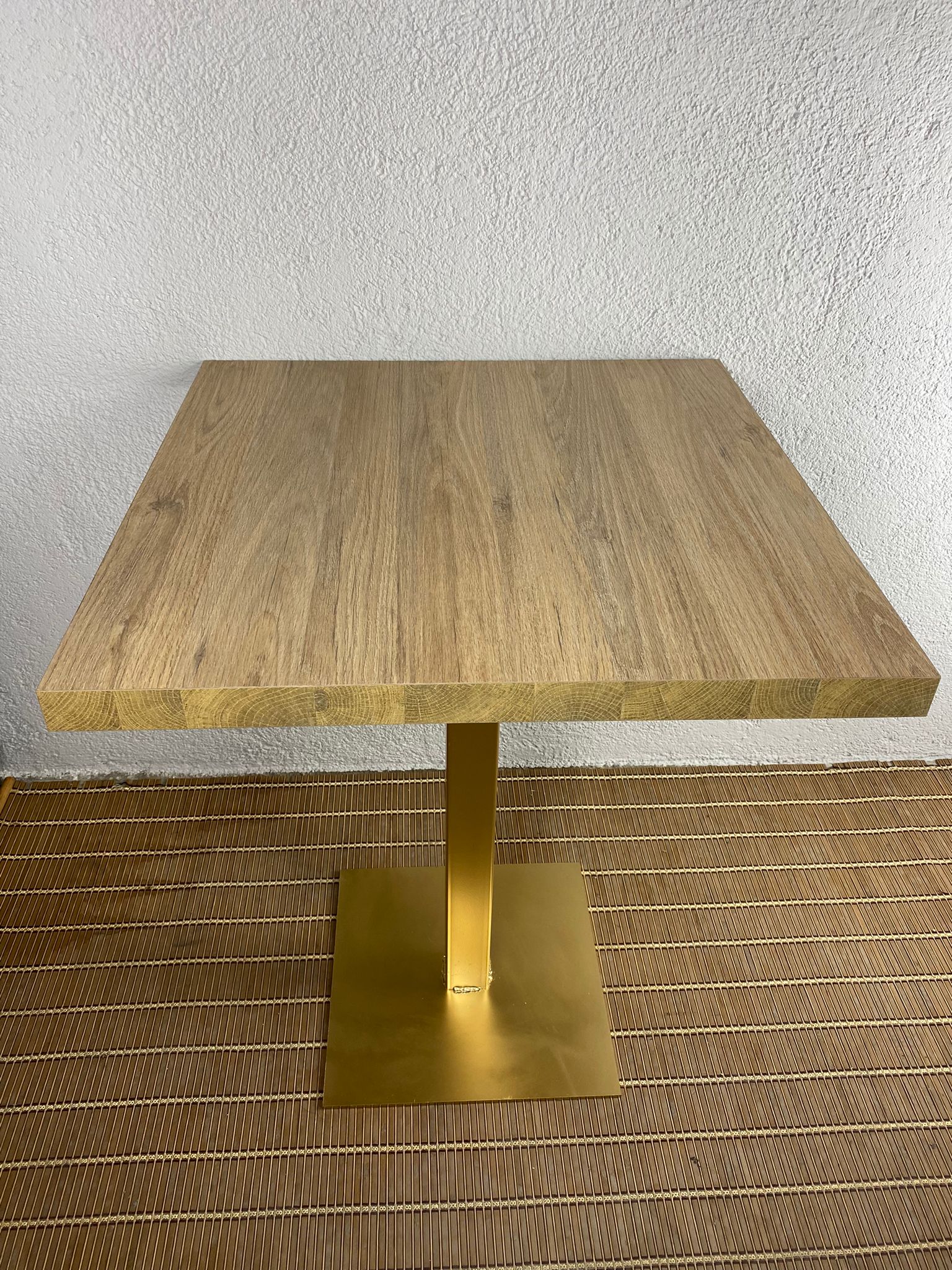mesa estilo roble grueso y pie de hierro en color dorado
