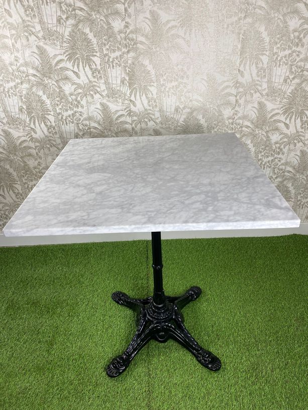 mesa de mármol blanco cuadrado con pie estilo parís