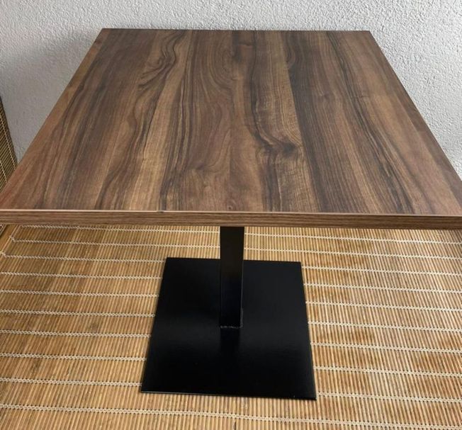 mesa estilo nogal con pie de hierro color negro