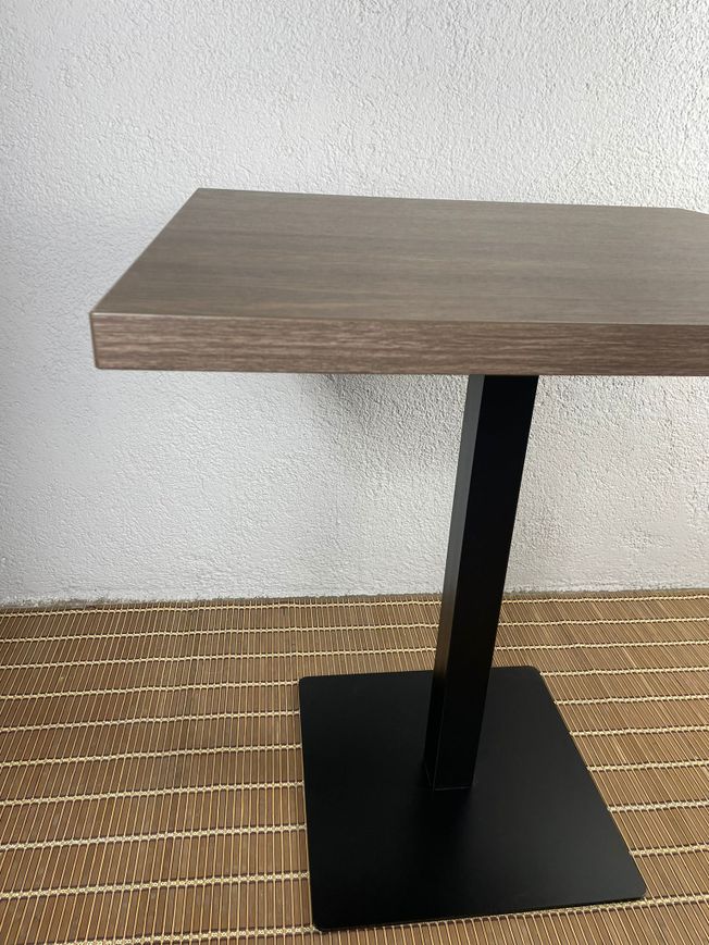mesa estilo wengue con pie de hierro color negro