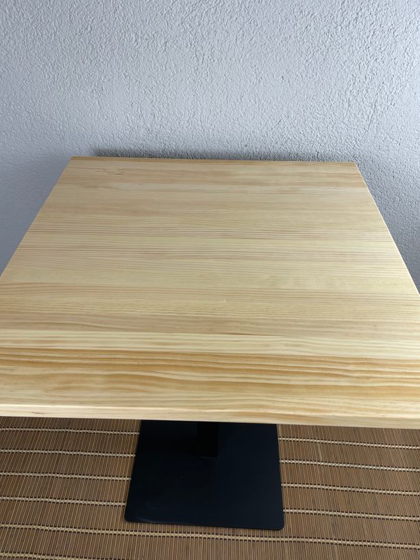 mesa de madera natural con barniz incoloro