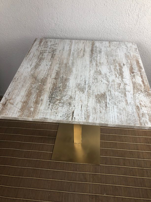 mesa estilo vintage con pie dorado