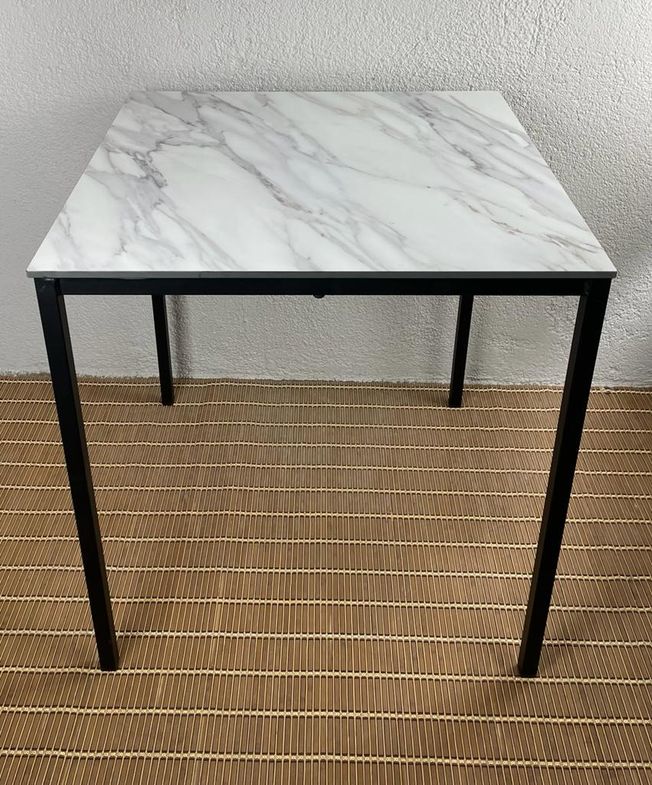 mesa de exterior apilable con tablero tipo mármol blanco