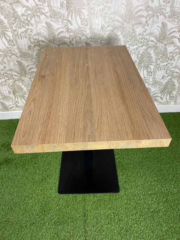 mesa estilo roble con pie de hierro color negro