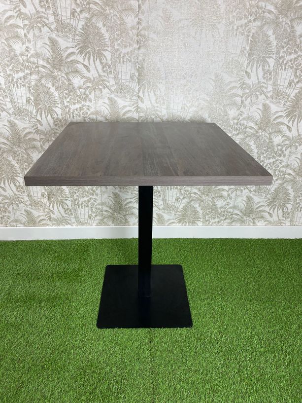 mesa estilo oxidón con pie de hierro negro