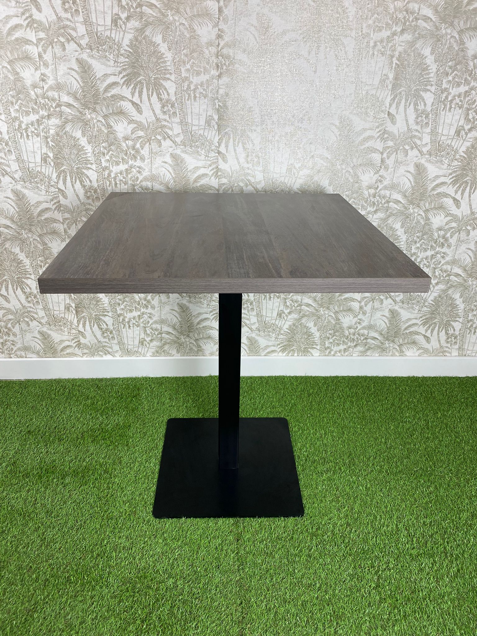 mesa estilo oxidón con pie de hierro negro